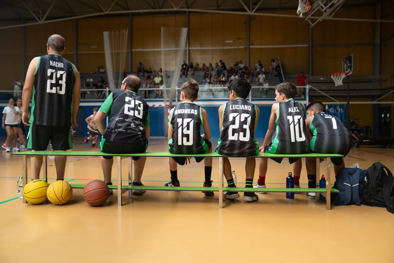 Banquillo de el equipo de baloncesto benjamín